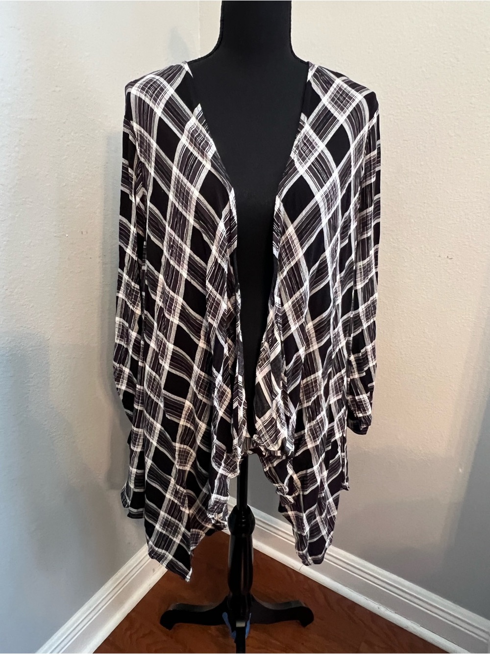 Torrid Black and White Plaid Open Front Cardigan Size 5 (28)